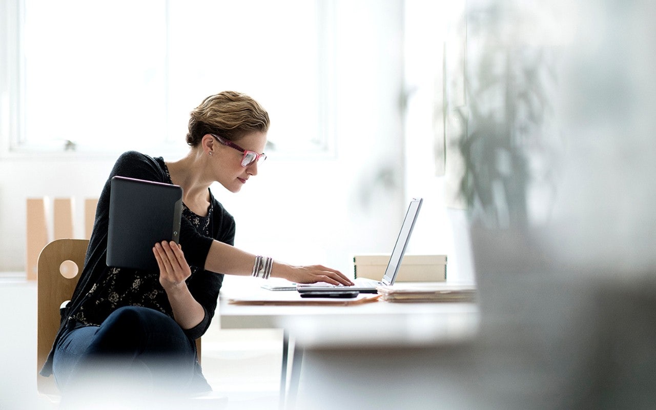 Frau bei der Arbeit am Laptop