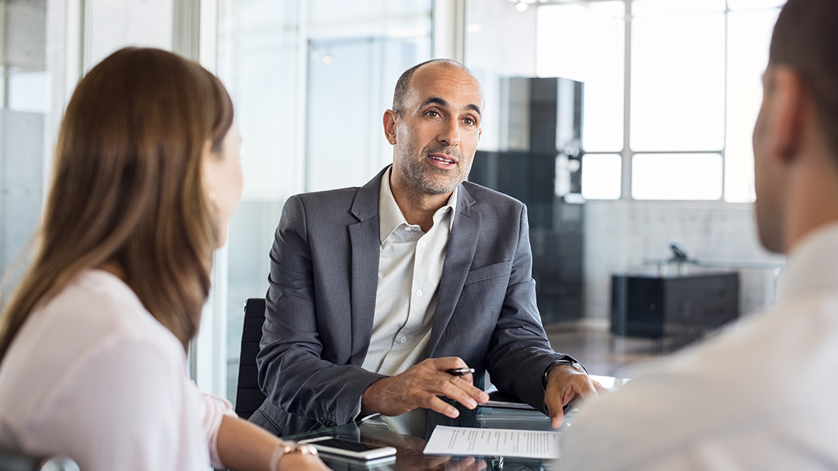 Ein Mitarbeiter am Laptop mit Pfeil nach oben