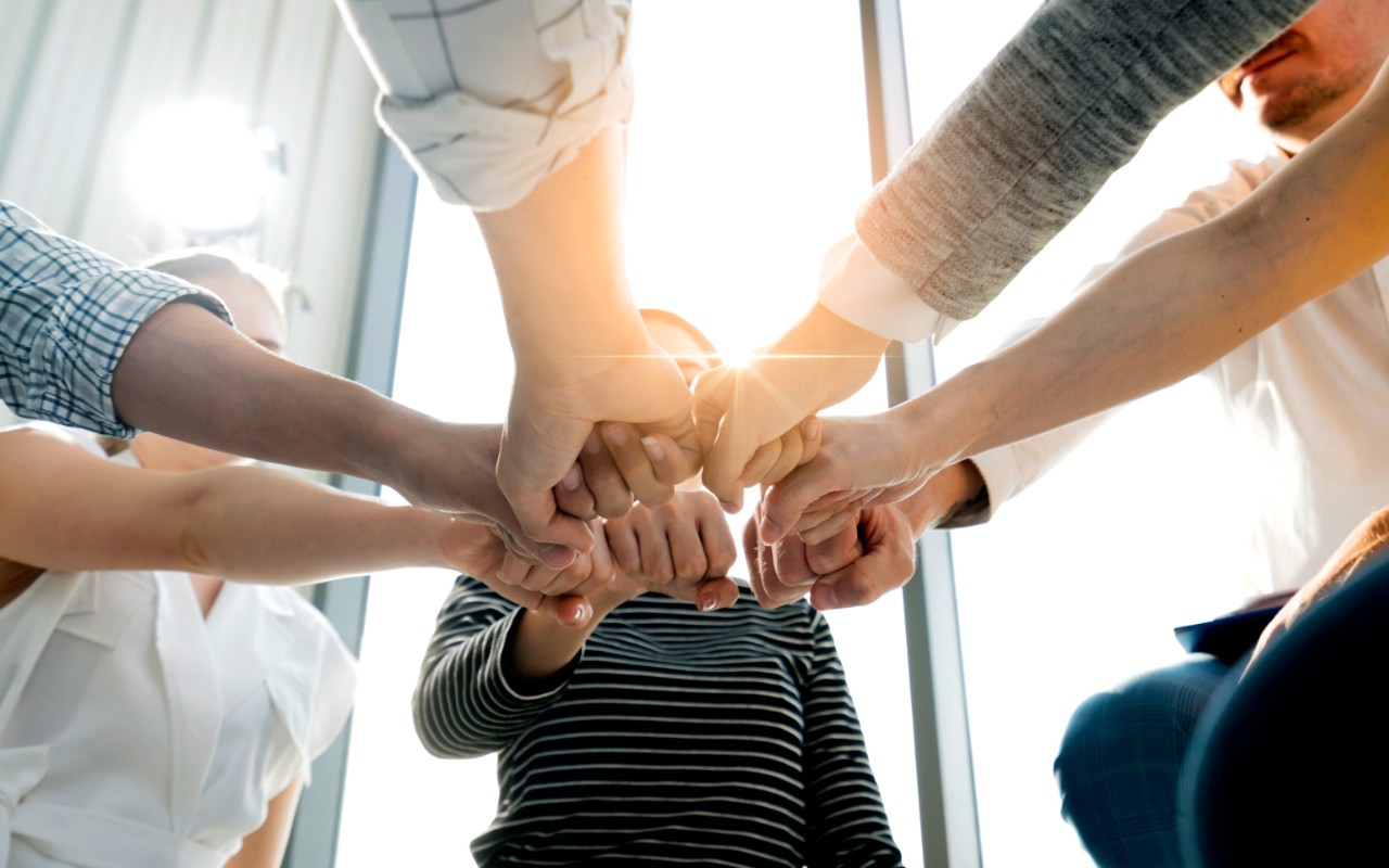 Gruppe von Menschen welche durch Faustcheck Partnerschaft besiegeln