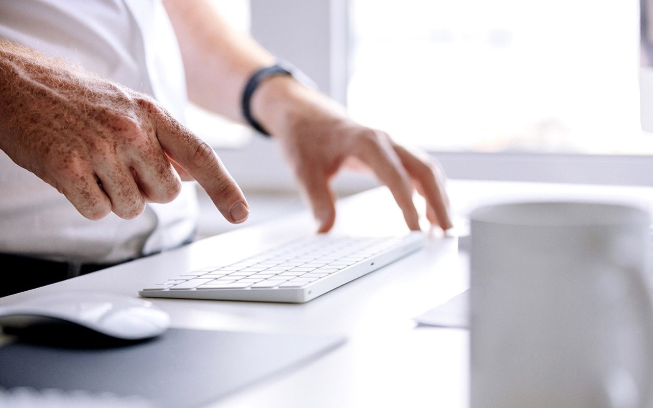 Hände über einer Tastatur