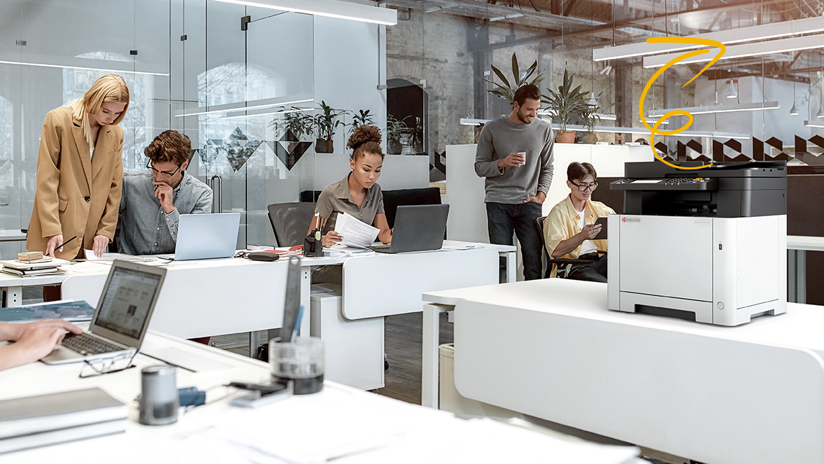 Les employés de bureau au travail avec une ECOSYS MA2600cfx au premier plan