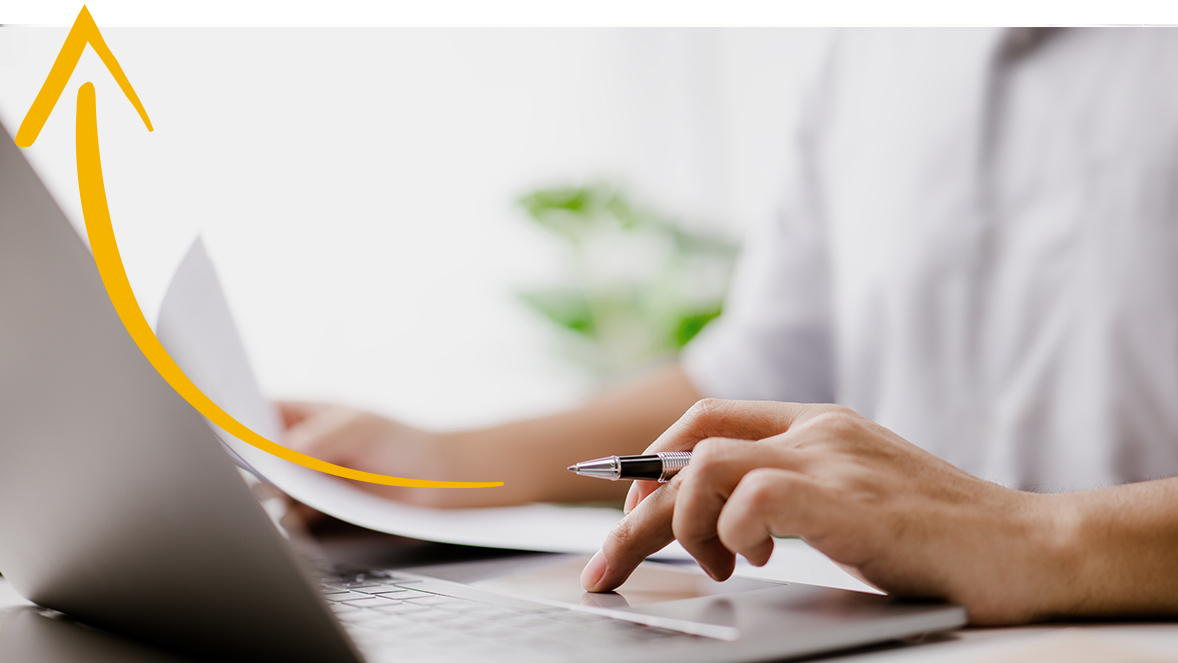 Büroangestellte bei der Arbeit 