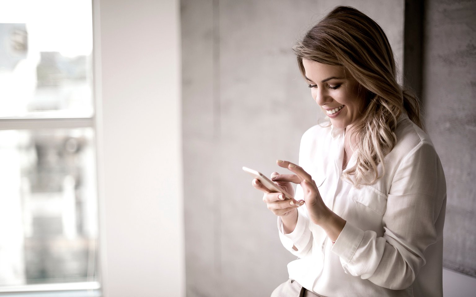 women laughing at phone