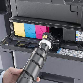 Langlebige Technologie spart Ressourcen black toner being plugged into a Kyocera printer