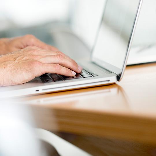 Les normes les plus élevées en matière de sécurité des données close up of hands typing on a laptop