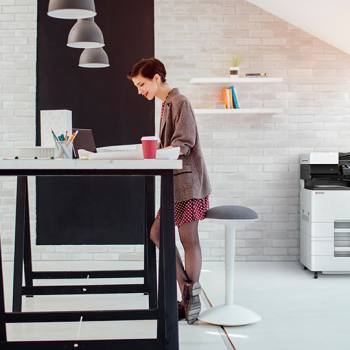 Ihr Wettbewerbsvorteil woman working in a modern office