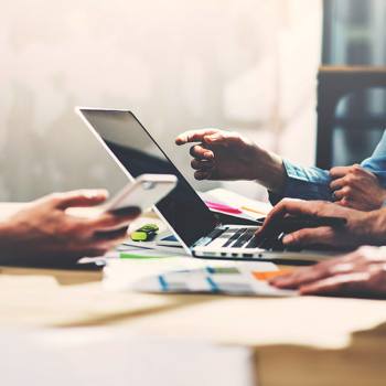 Effiziente Lösungen für alle close up of two people working on a computer