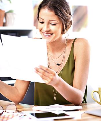 Leistungsstark, zuverlässig und wirtschaftlich  woman smiling while reading a document