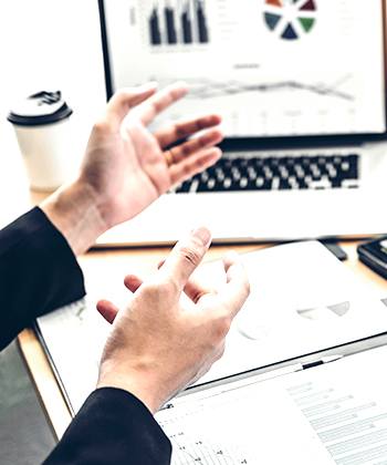 Protection de l'information hands at work