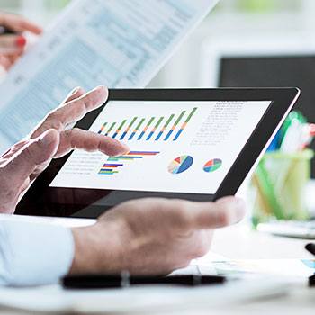 Papierloses Büro hands with tablet