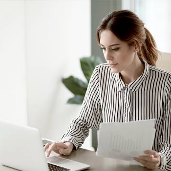 Das grüne Büro woman and laptop
